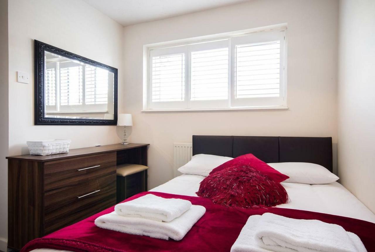Spacious House, Sleeps 7 People Reading Exterior photo