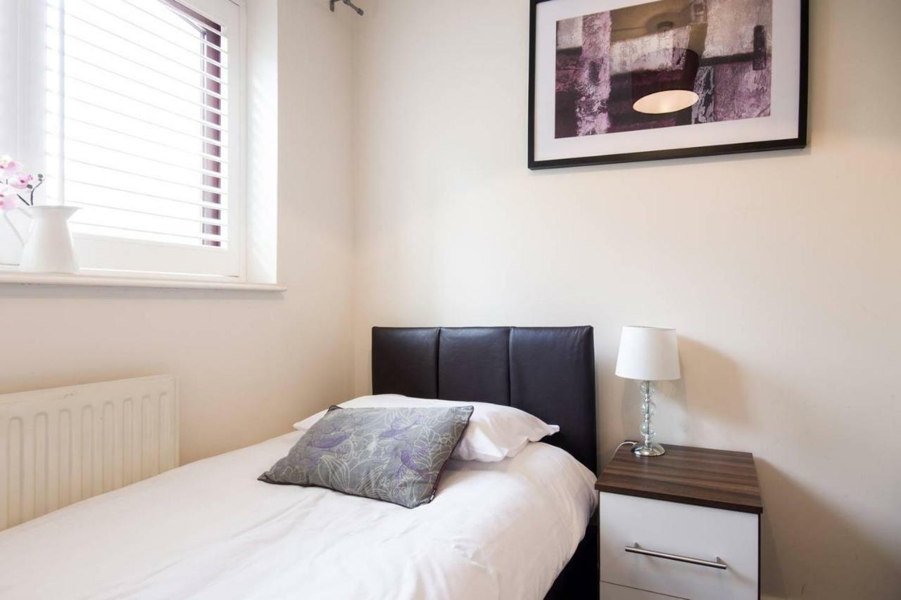 Spacious House, Sleeps 7 People Reading Exterior photo